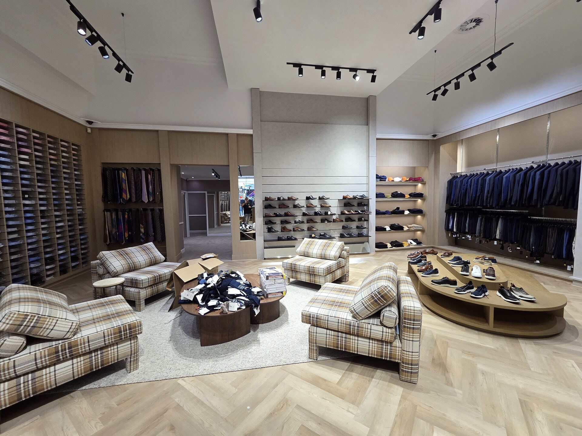 Khaliques shoe-display wall transformed with Cover Styl finishes NF32 and NH54, after